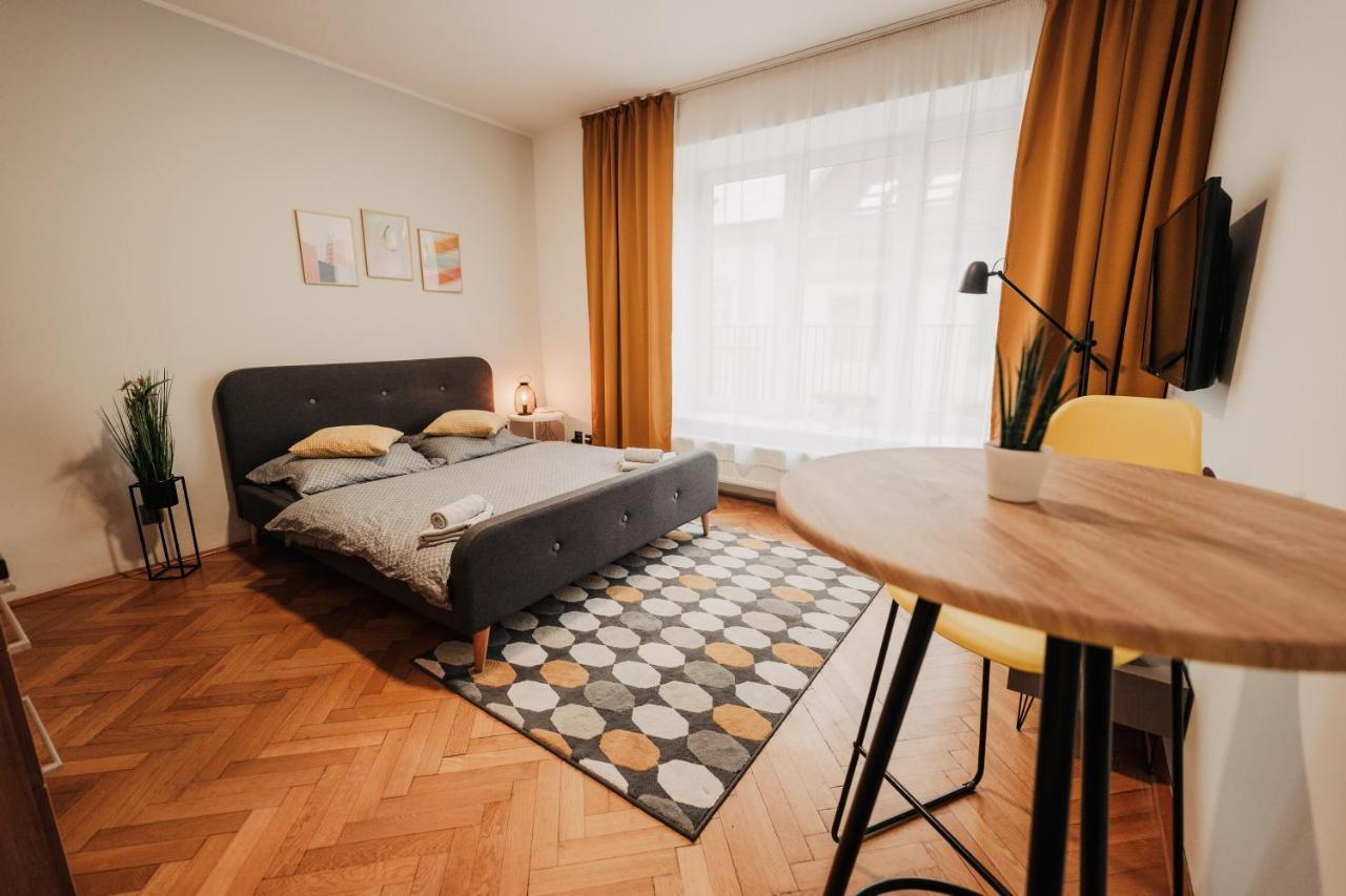 Апартаменты Elegant Studio, 400M From The Square Пльзень Экстерьер фото