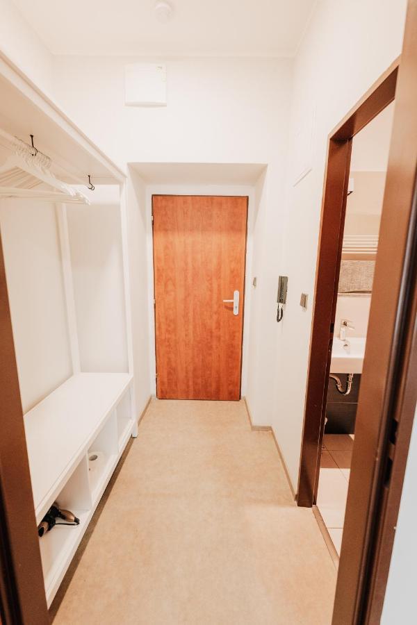 Апартаменты Elegant Studio, 400M From The Square Пльзень Экстерьер фото